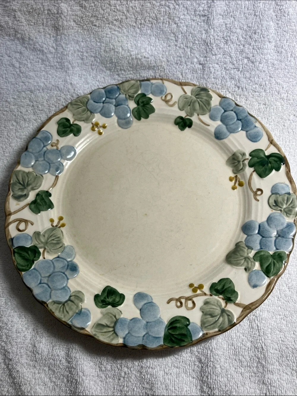 2 Sculpered Grape Poppytrail by Metlox 10 1/2” Dinner Plates Blue & Green